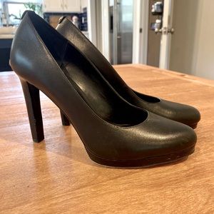 EUC Michael Kors pumps. Size 8, black leather